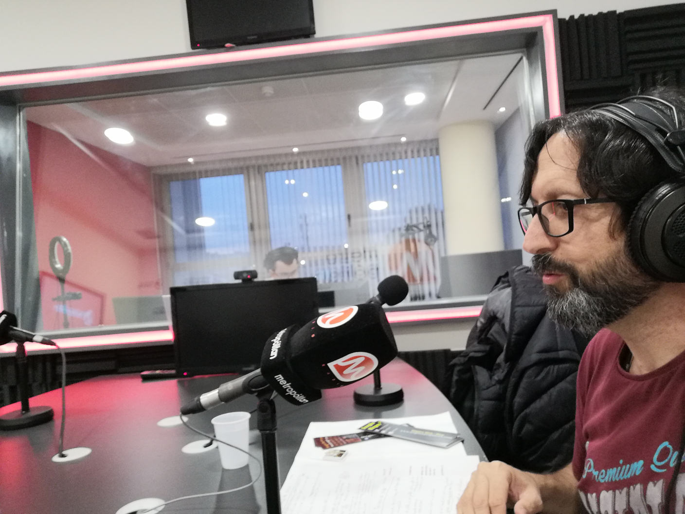 Sergio Reyes hablando de El talismán del Yemení en Metropolitan Radio, programa Murcia, ¡qué gran tesoro! y al fondo la pecera de los técnicos