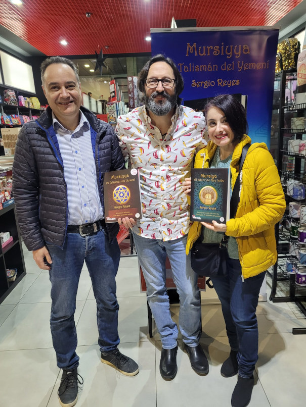 Sergio Reyes en Papelería Carlin de Alcantarilla con fieles lectores de sus obras durante los eventos navideños 2022