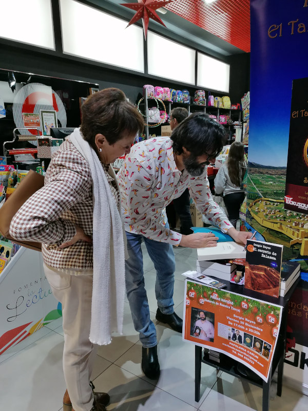 Sergio Reyes en Papelería Carlin de Alcantarilla firmando un ejemplar de Mursiya El pintor del Rey Lobo durante los eventos navideños 2022