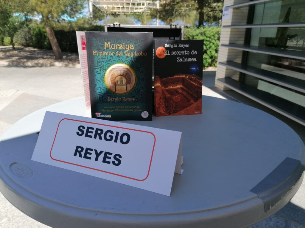 Mesa de Sergio Reyes en la feria del libro de Alcantarilla 2023 con todo preparado para las firmas