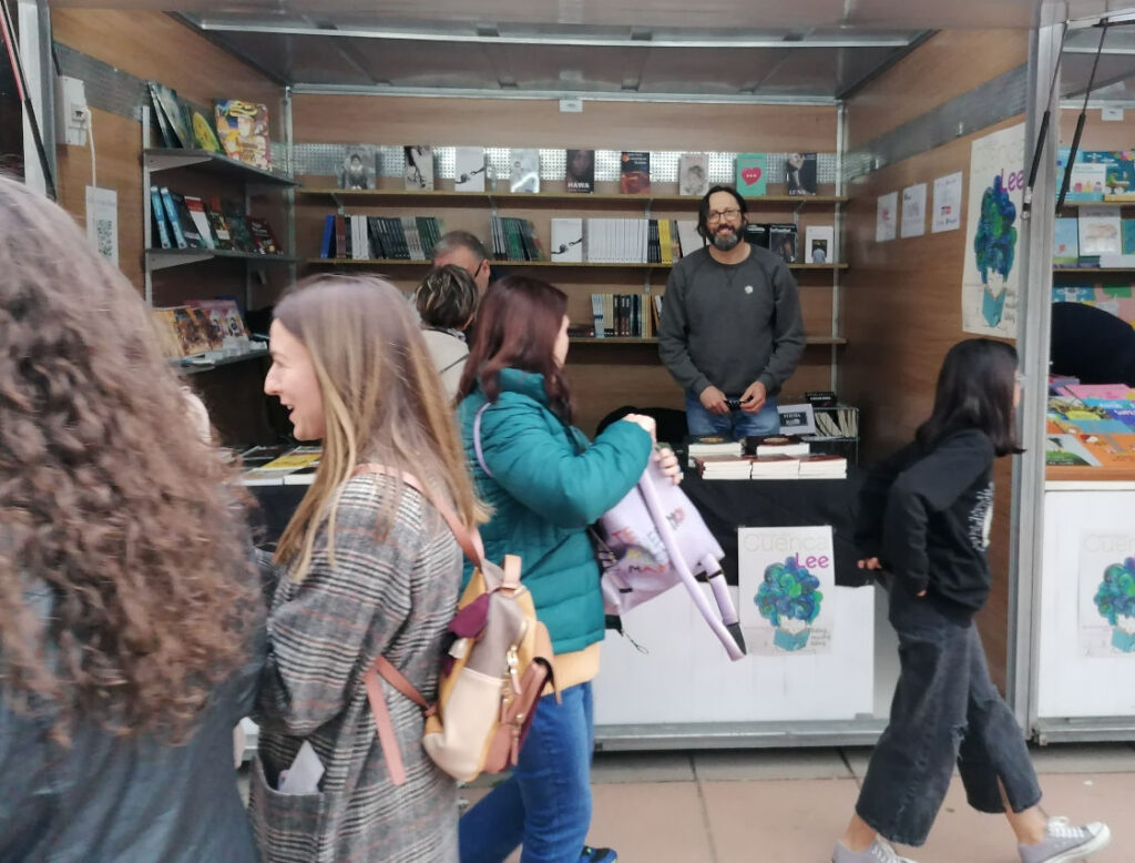 Movimiento frente a la caseta de Ediciones Dokusou en la Feria del libro de Cuenca 2023 #CuencaLee donde Sergio Reyes firmó ejemplares de sus novelas
