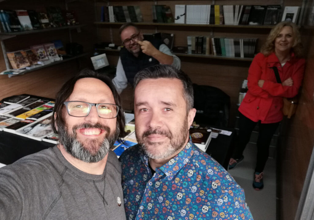 Sergio Reyes y Jesús Boluda en la Feria del libro de Cuenca 2023 #CuencaLee, al fondo Pepa Sánchez y un editor muy carbón ;) :P