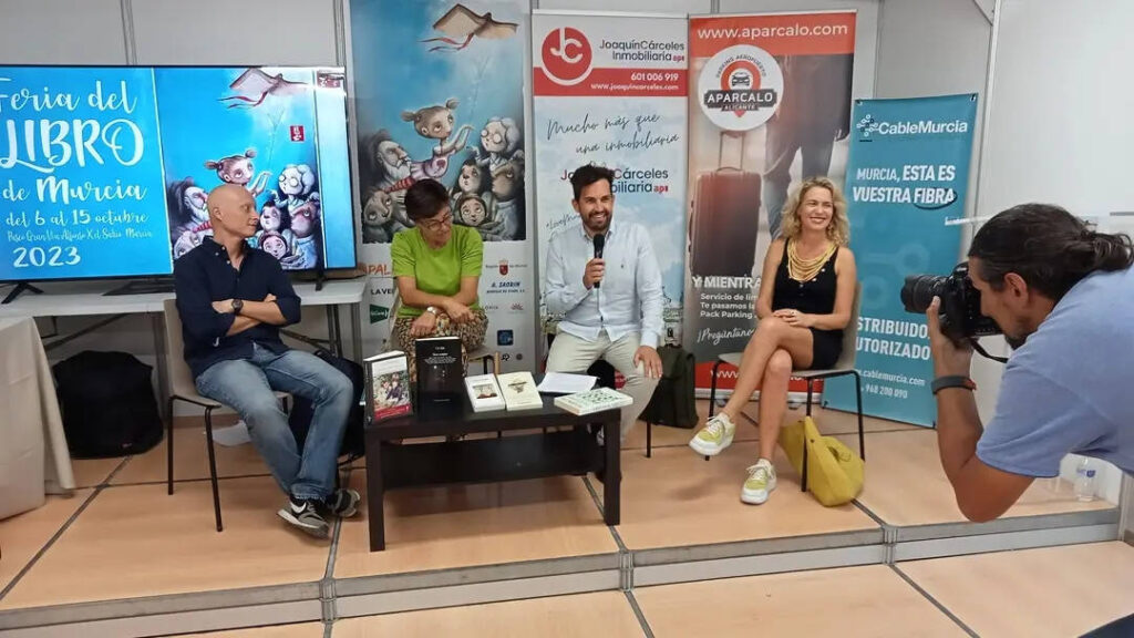 Uno de los eventos de la XXX Feria del libro de Murcia 2023, en este caso sobre traducciones de obras literarias, con la gran Pilar Garrido entre otras figuras ilustres.