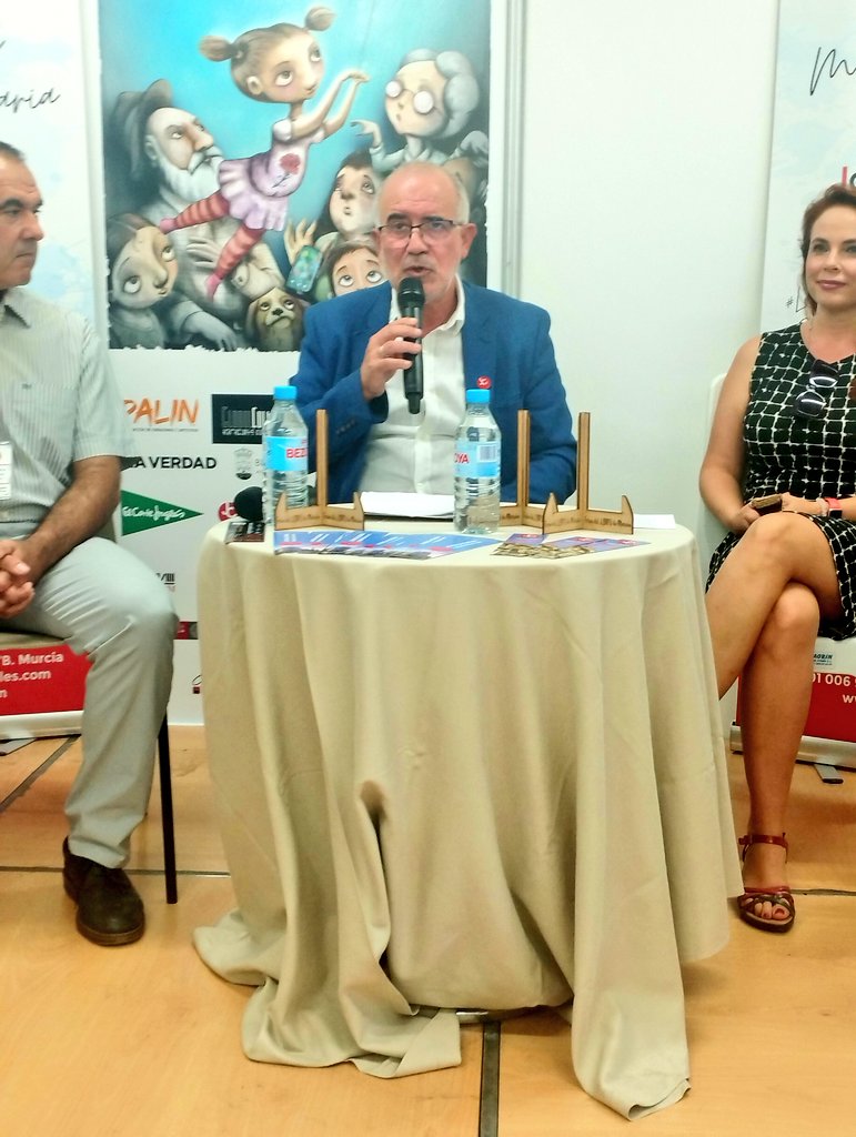 Detalle de la entrega del premio de relato corto JC por la cultura en la XXX Feria del libro de Murcia 2023, en la que participó Sergio Reyes Puerta por ser el ganador de la anterior edición