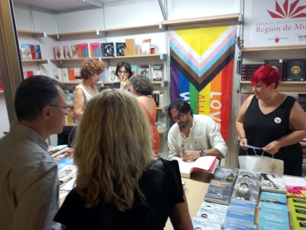 Sergio Reyes firmando ejemplares en la XXX Feria del libro de Murcia 2023