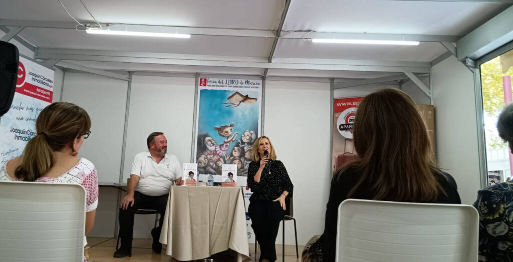 Fernando Da Casa presenta a Nieves Herrero en la XXX Feria del libro de Murcia 2023