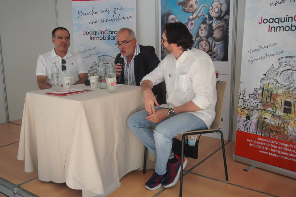 Sergio Reyes con Joaquín Cárceles y Ricardo Aller en la XXX Feria del libro de Murcia 2023 durante la charla coloquio Pasión por la Historia de Murcia