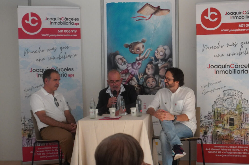 Joaquín Cárceles presenta a Ricardo Aller y a Sergio Reyes en la XXX Feria del libro de Murcia 2023 durante la charla coloquio Pasión por la Historia de Murcia