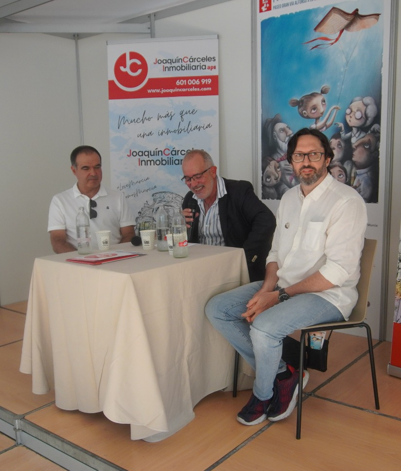 Otro momento de Sergio Reyes con Joaquín Cárceles y Ricardo Aller en la XXX Feria del libro de Murcia 2023 durante la charla coloquio Pasión por la Historia de Murcia
