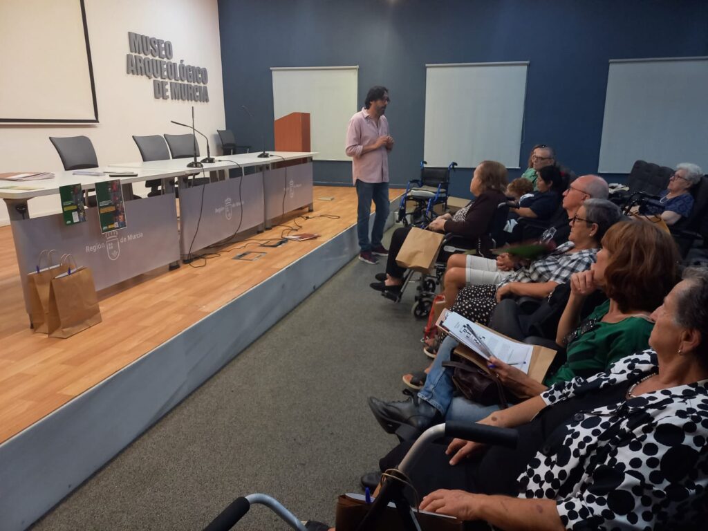Sergio Reyes en el Museo Arquelógico de Murcia se dirige a los asistentes a una de las actividades solidarias de la XXX Feria del libro de Murcia 2023, en este caso la lectura de textos de la Generación del 98 con Solidarios para el Desarrollo y su programa de acompañamiento a personas mayores
