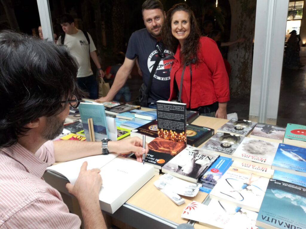 Sergio Reyes firma más ejemplares de sus novelas en la XXX Feria del libro de Murcia 2023