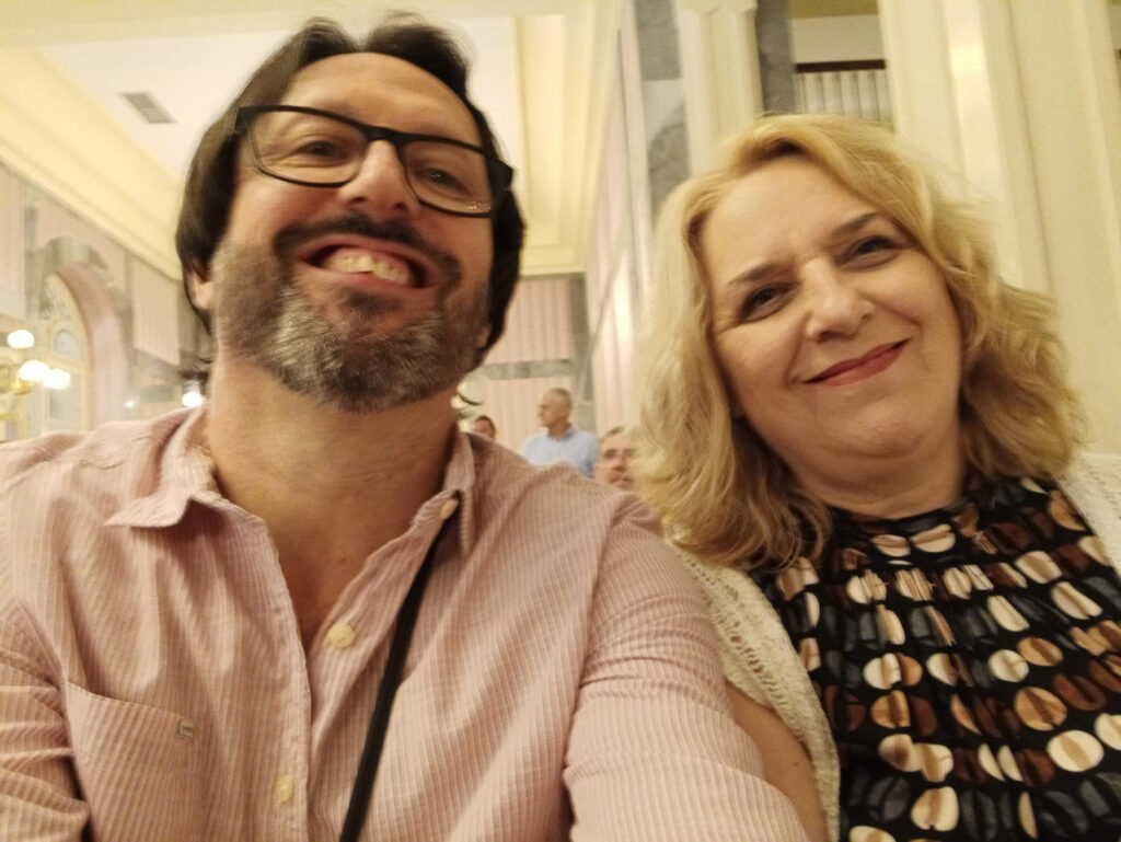 Sergio Reyes y Pepa Sánchez en la gala de presentación de la XXX Feria del libro de Murcia 2023 celebrada en el salón de los espejos del Teatro Romea el 5 de octubre de 2023.