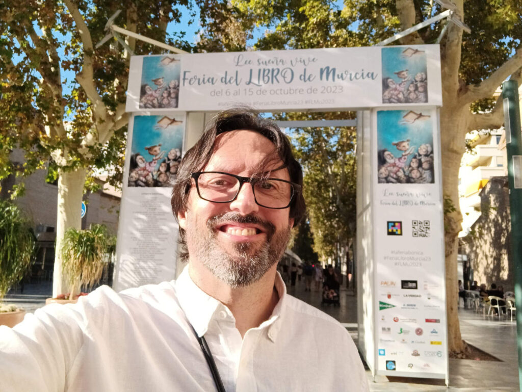 Sergio Reyes se hace un selfi en otra de las entradas a la XXX Feria del libro de Murcia 2023