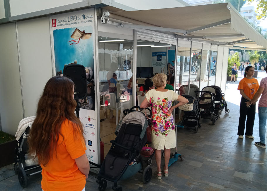 Evento en la XXX Feria del libro de Murcia 2023 donde se aprecia el importante papel del voluntariado (camisetas naranjas) ayudando y orientado a autores y lectores