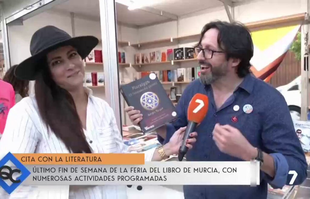 Eva Abril sonríe por las referencias de Sergio Reyes al amor durante la entrevista en la 7 TV
