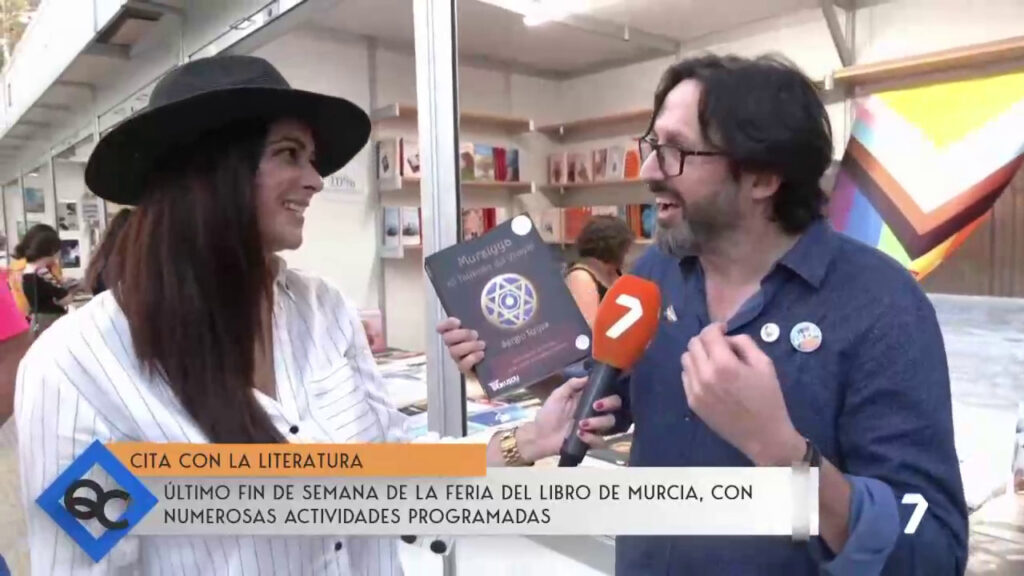 Uno de los instantes de la entrevista de Eva Abril a Sergio Reyes en la 7 TV durante la XXX Feria del libro de Murcia 2023
