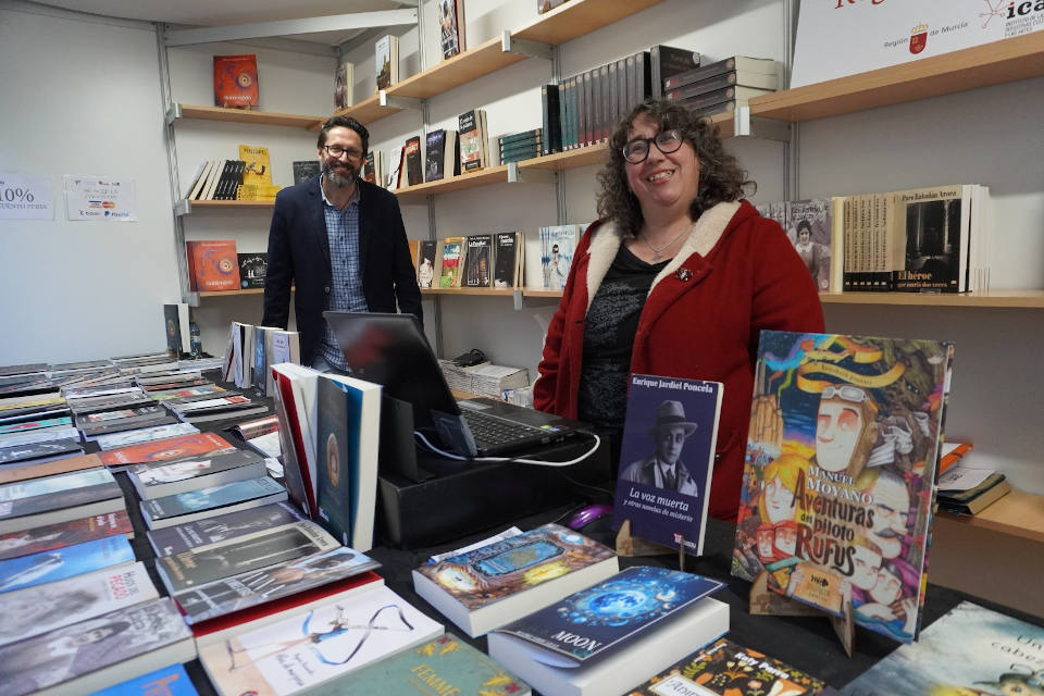 Sergio Reyes y su editora Asun Martín en la Feria del libro de Lorca 2024 (Caseta Raspabook - Dokusou)