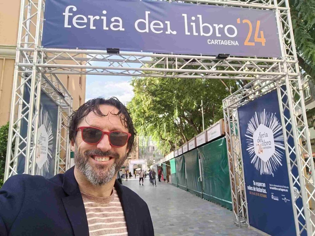 Sergio Reyes en la puerta norte de la Feria del libro de Cartagena 2024