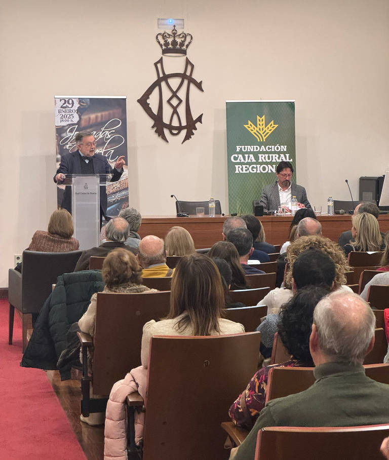 Poyato hablando de su obra, El rey regente, en las Jornadas de Novela Histórica mientras Sergio Reyes toma notas para posibles preguntas en el coloquio