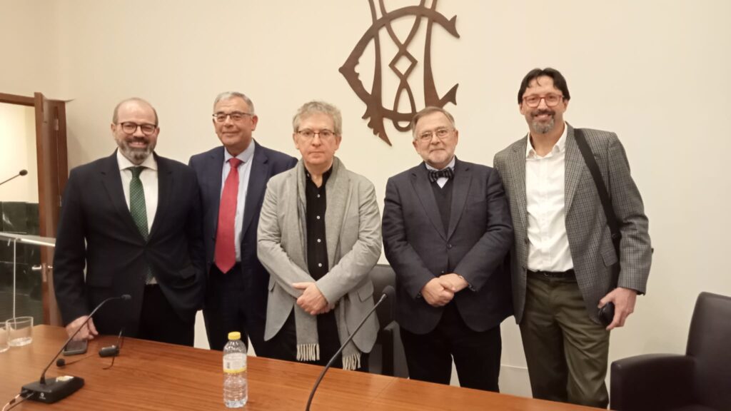 Sergio Reyes en las Jornadas de Novela Histórica en Murcia donde se habló de Maldita Roma y El rey regente de Posteguillo y Poyato, respectivamente, posando otra vez con altos cargos de Caja Rural Regional y los autores