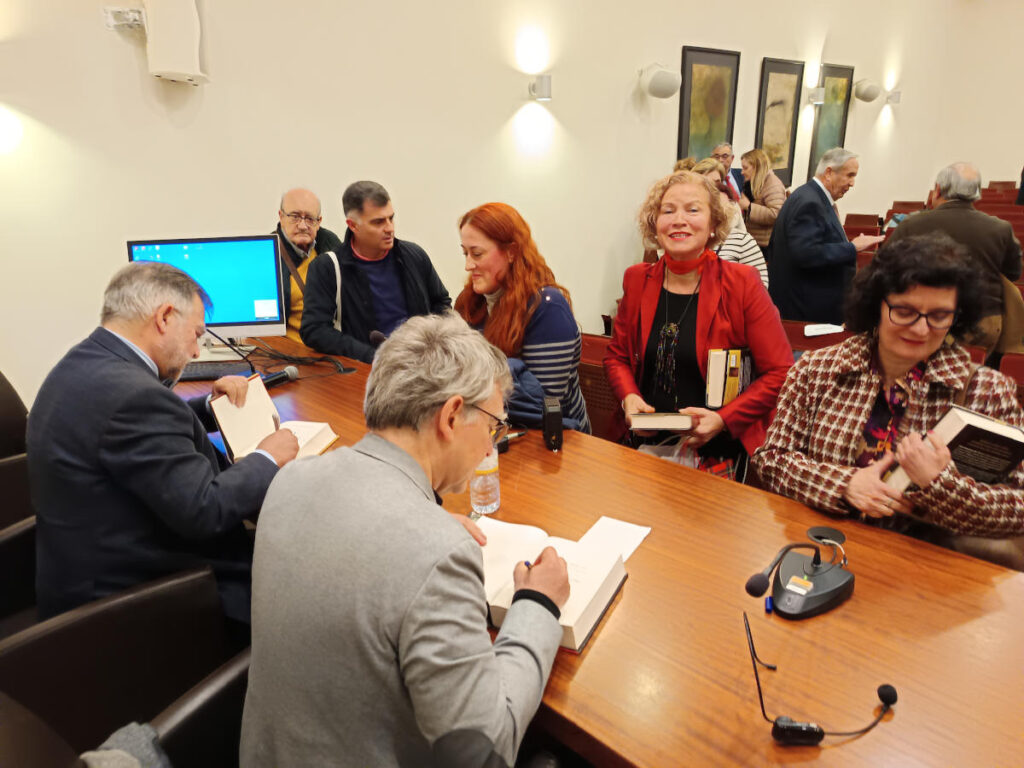 Momento de la firma de libros de las Jornadas de Novela Histórica en Murcia