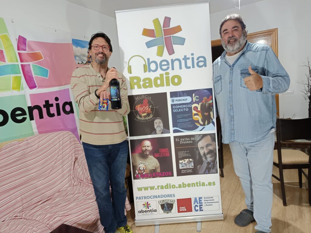 Sergio Reyes en Radio Abentia posa con el gran comunicador Juan Carlos García