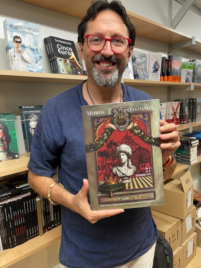 Sergio Reyes con la revista de la Federación de Moros y Cristianos de Murcia 2025