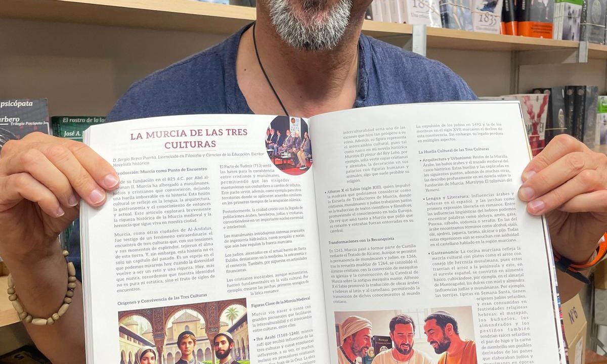 Sergio Reyes muestra las dos primeras páginas de su artículo Murcia Tres Culturas publicado en la revista de la Federación de Moros y Cristianos de Murcia 2025