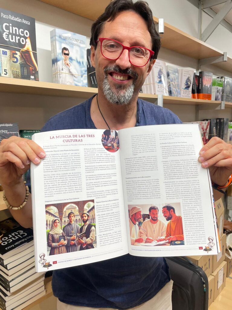 Sergio Reyes muestra las dos primeras páginas de su artículo Murcia Tres Culturas publicado en la revista de la Federación de Moros y Cristianos de Murcia 2025