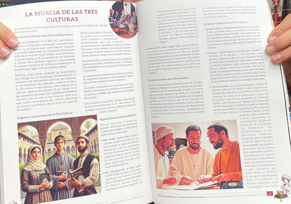 Detalle de las dos primeras páginas del artículo Murcia Tres Culturas de Sergio Reyes, publicado en la revista de la Federación de Moros y Cristianos de Murcia 2025