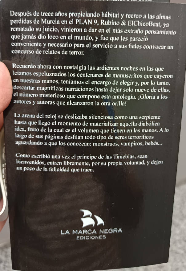 Contraportada de la antología NOCTÍVAGA CANCIÓN que contiene el relato de Sergio Reyes NO TEMAS A LOS MUERTOS