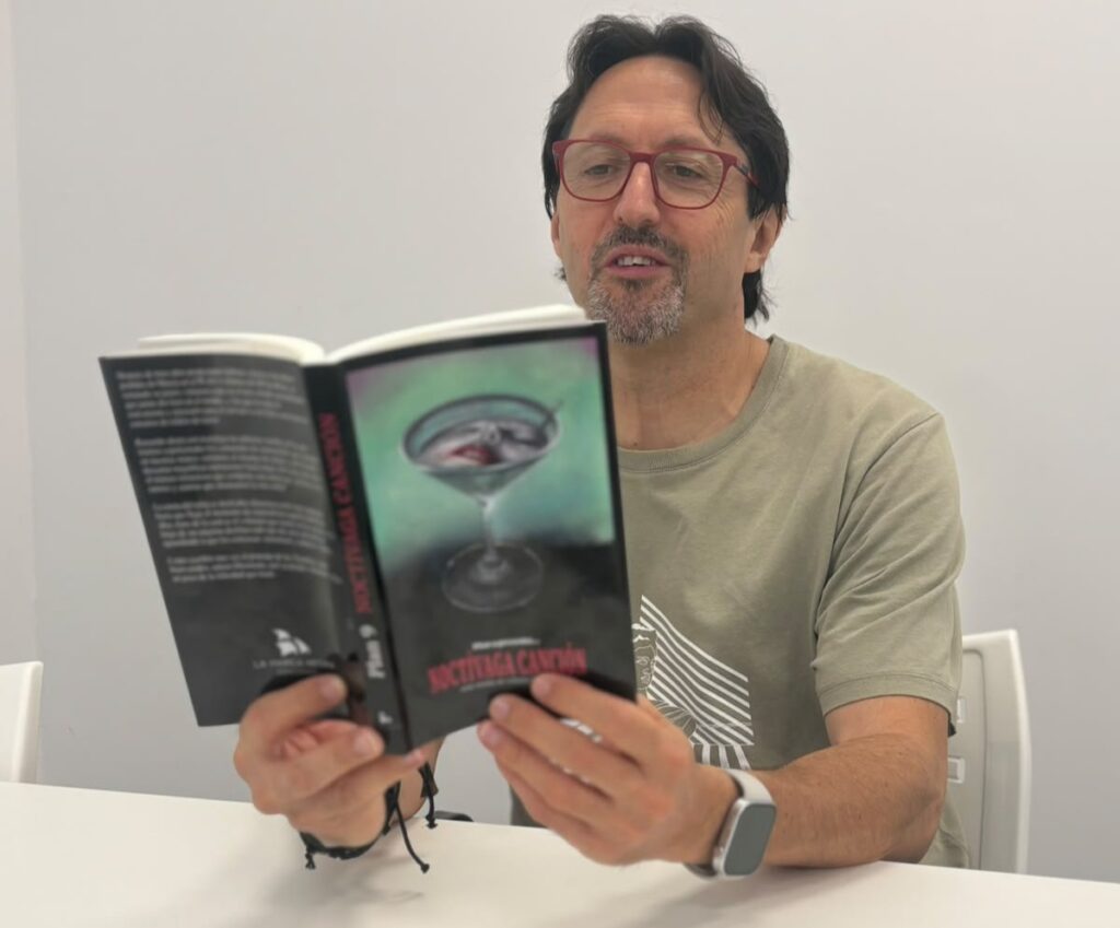 Sergio Reyes Puerta posa disfrutando del resto de relatos incluidos en Noctívaga Canción