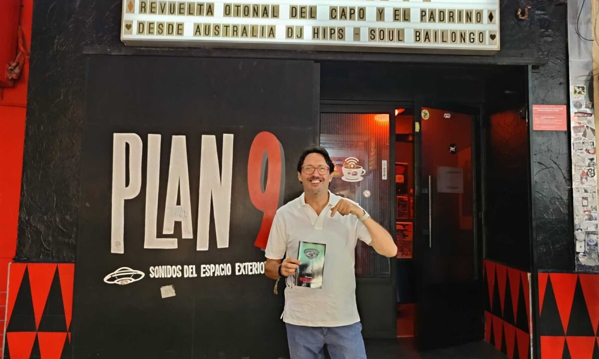 Sergio Reyes Puerta posa en la puerta del Plan 9 tras recoger su ejemplar