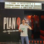 Sergio Reyes Puerta posa en la puerta del Plan 9 tras recoger su ejemplar