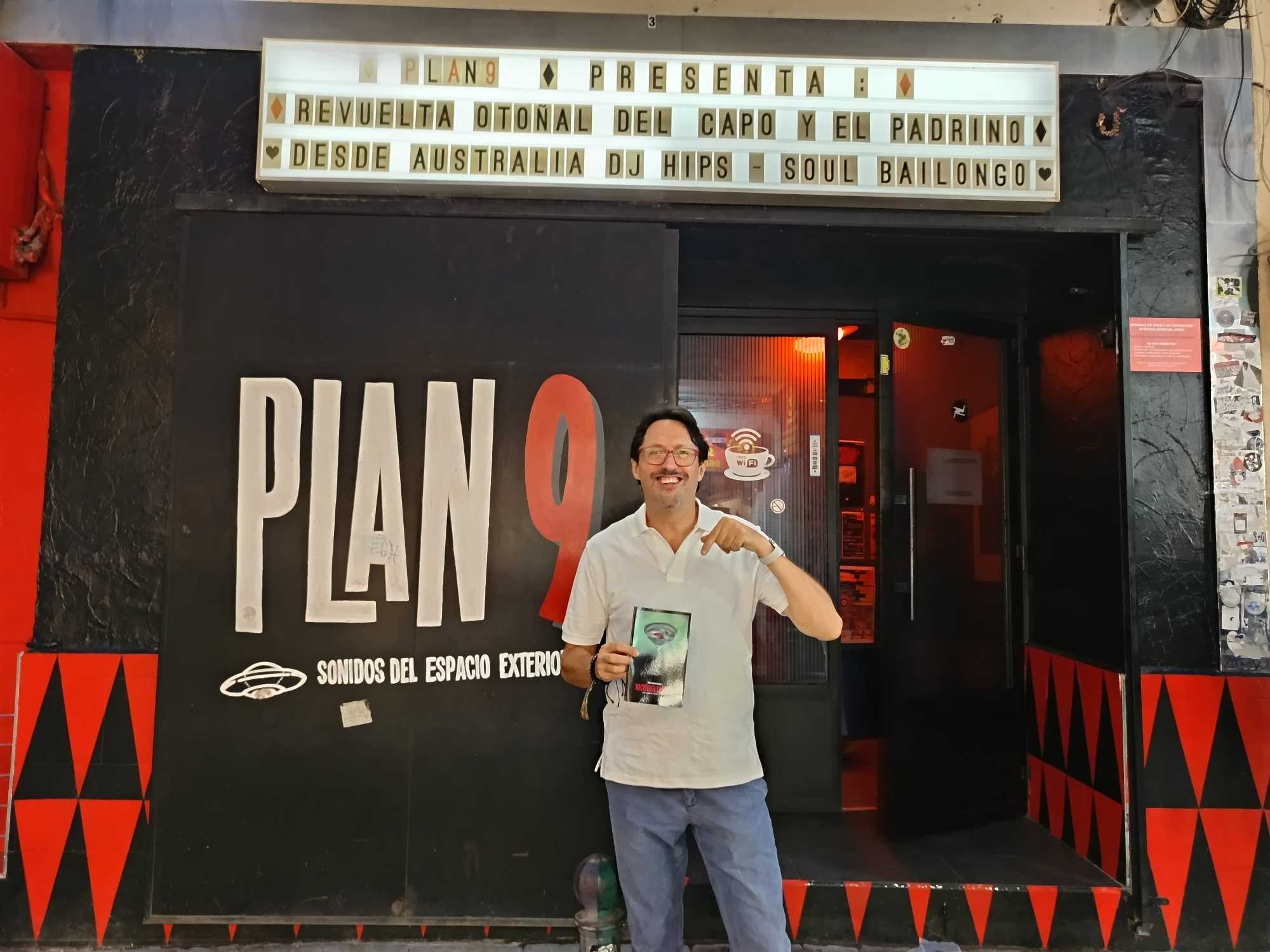 Sergio Reyes Puerta posa en la puerta del Plan 9 tras recoger su ejemplar